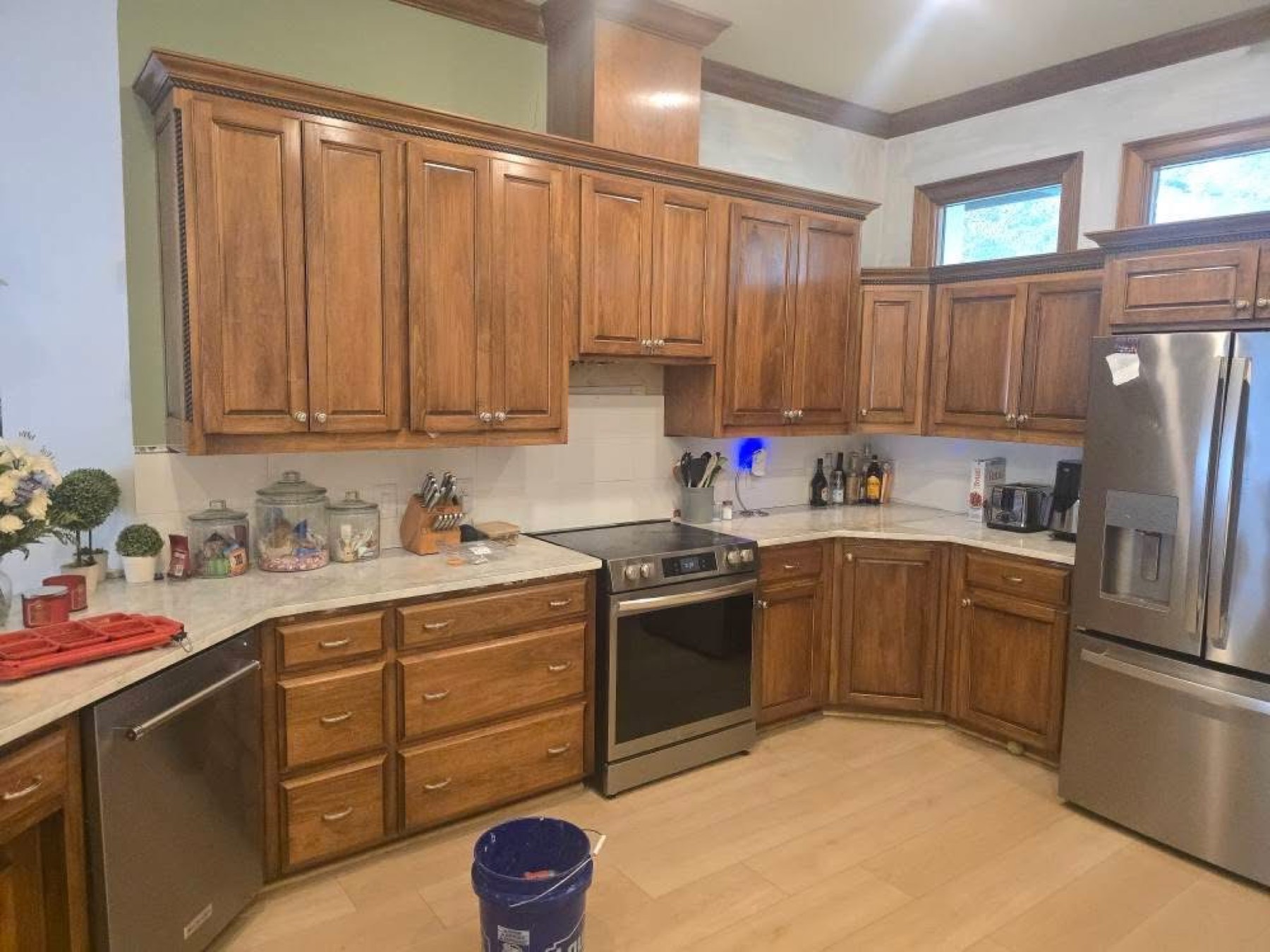 Kitchen before, wide view