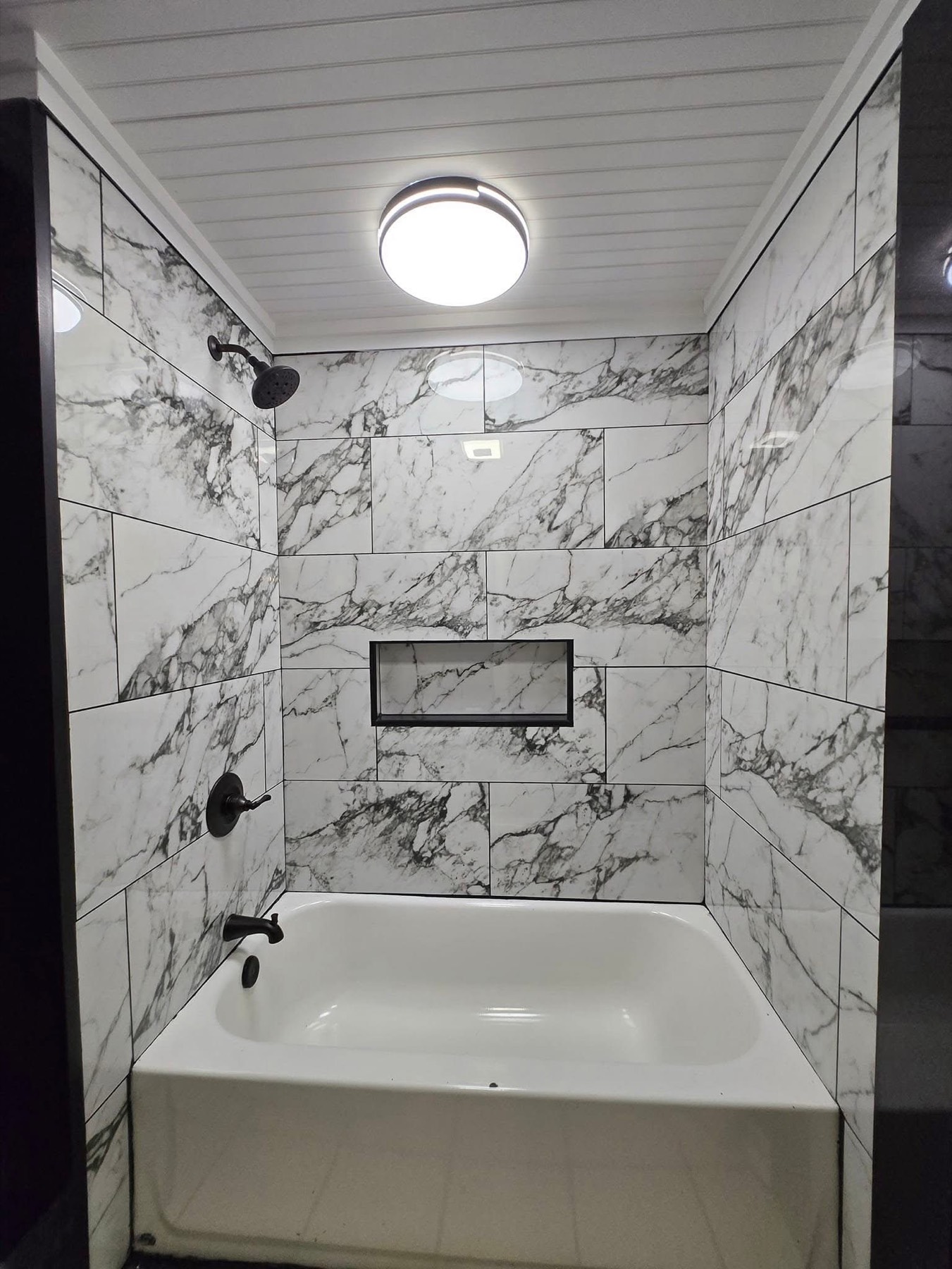 Finished tub surround with niche